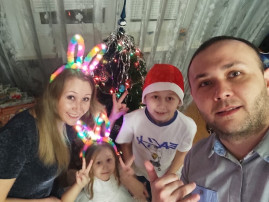 Семья – это слово для каждого из нас означает что-то своё. Семья – это слово для каждого из нас означает что-то своё.