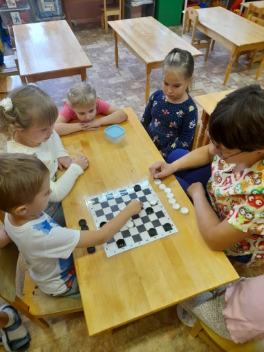 Учимся играть в "Шашки" Учимся играть в "Шашки".